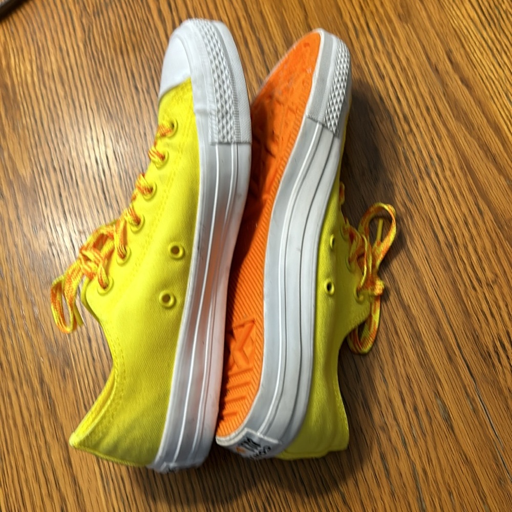 Excellent Condition! Converse 7.5 All Stars - Picture 2 of 12